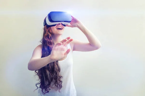 Sorria jovem usando óculos realidade virtual VR capacete headset no fundo branco. Smartphone usando com óculos de realidade virtual — Fotografia de Stock