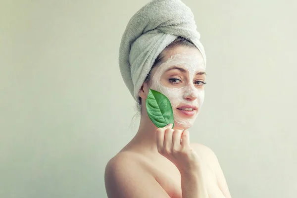 緑の葉とクリームや栄養マスク女性顔 — ストック写真
