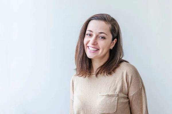 Menina feliz sorrindo. Retrato de beleza jovem feliz positivo rindo morena mulher no fundo branco isolado. Mulher europeia. Emoção humana positiva expressão facial linguagem corporal — Fotografia de Stock