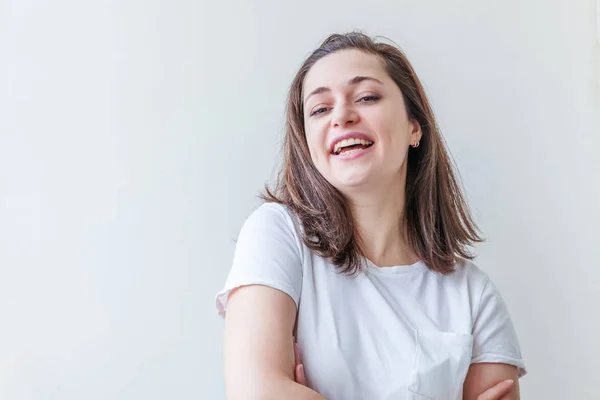 Menina feliz sorrindo. Retrato de beleza jovem feliz positivo rindo morena mulher no fundo branco isolado. Mulher europeia. Emoção humana positiva expressão facial linguagem corporal — Fotografia de Stock