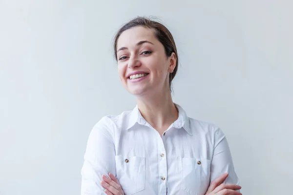 Menina feliz sorrindo. Retrato de beleza jovem feliz positivo rindo morena mulher no fundo branco isolado. Mulher europeia. Emoção humana positiva expressão facial linguagem corporal — Fotografia de Stock