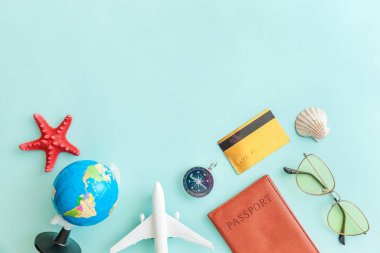 Mavi pastel renkli trendy modern arka plan minimal basit düz lay seyahat macera gezisi konsepti