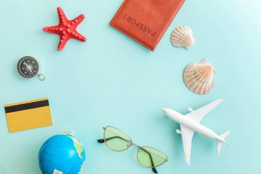 Mavi pastel renkli trendy modern arka plan minimal basit düz lay seyahat macera gezisi konsepti