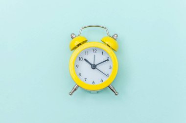 Mavi renkli renkli pastel arka planda izole edilmiş klasik alarmlı ikiz çan çalar saati. Hayatın dinlenme saatleri. İyi sabahlar. Uyanık kalma kavramı. Düz görünüm kopyalama alanı.