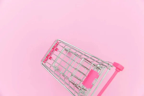 小型超市杂货推车购物玩具与车轮隔离在粉红色柔和的五颜六色的时尚背景。销售购买商场市场购物消费理念。复制空间. — 图库照片