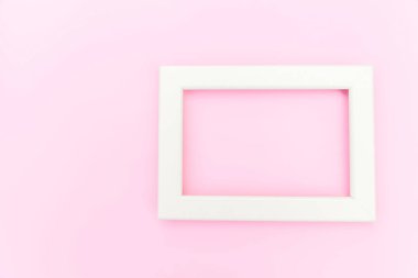 Pembe pastel renkli arka planda izole boş pembe çerçeve ile basitçe tasarım. Üst görünüm, düz yatıyordu, kopya alanı, sahte. Minimal konsept.