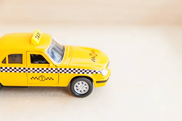 Egyszerűen tervezzen sárga vintage retro játék autó Taxi taxi modell fából készült háttér. Autó és közlekedési szimbólum. Városi közlekedés szállítás városi szolgáltatás ötlet koncepció. Fénymásolási hely. — Stock Fotó