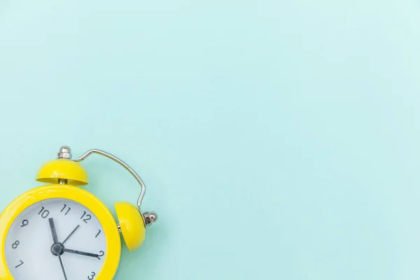 Timbre doble campana vintage reloj despertador clásico Aislado sobre fondo azul de colores pastel de moda. Descanso horas tiempo de vida buenas noches de la mañana despiertan concepto despierto. Plano poner espacio de copia vista superior . —  Fotos de Stock