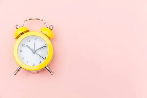 Timbre doble campana vintage reloj despertador clásico Aislado en rosa colorido fondo pastel de moda. Descanso horas tiempo de vida buenas noches de la mañana despiertan concepto despierto. Plano poner espacio de copia vista superior . —  Fotos de Stock