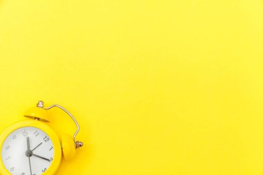 İki Yataklı çan vintage klasik çalar saat Isolated sarı renkli şık modern arka plan üzerinde zil. Yaşam süresi saat sabah gece iyi dinlen uyanık kavramı uyandır. Düz yatıyordu üstten görünüm kopya alanı.