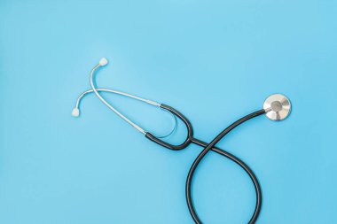 Tıp ekipmanları stetoskop veya fonndoskop trendy pastel mavi arka plan izole. Doktor için alet cihazı. Sağlık hayat sigortası kavramı