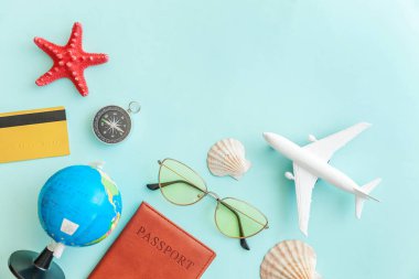 Mavi pastel renkli trendy modern arka plan minimal basit düz lay seyahat macera gezisi konsepti