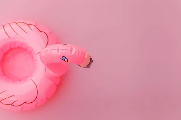 Летняя пляжная композиция. Просто минималистичный дизайн с инфракрасным фламинго, изолированным на розовом фоне. Вечеринка у бассейна, модная мода на знаменитостей. Плоское пространство для копирования сверху. — стоковое фото