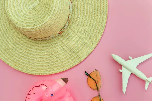 Yaz kumsalı kompozisyonu. Uçak güneş gözlüğü şapkası ve pastel pembe arka planda izole edilmiş şişme flamingo ile en basit düz yerde yatıyordu. Seyahat macerası konsepti. Üst görünüm kopyalama alanı. — Stok fotoğraf