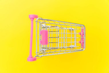 Sarı renkli şık modern moda arka plan üzerinde izole tekerlekli oyuncak alışveriş bakkal itme sepeti küçük süpermarket. Satılık Alışveriş Merkezi Pazar dükkanı tüketici kavramı satın. Kopya alanı.