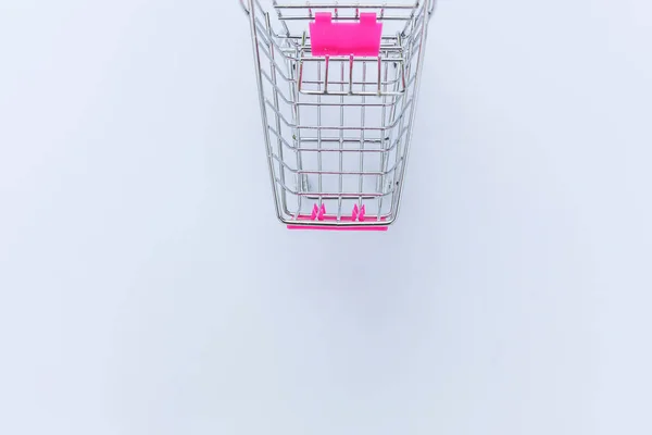 Carro de empuje de supermercado pequeño para juguete de compras con ruedas aisladas sobre fondo blanco. Venta comprar centro comercial concepto de consumidor tienda. Copiar espacio . — Foto de Stock