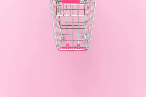 Små stormarknad livsmedelsbutik push Cart för shopping leksak med hjul isolerade på rosa pastell färgglada trendiga bakgrund. Försäljning köp mall Market Shop konsument koncept. Kopiera utrymme. — Stockfoto