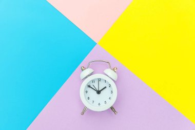 Çalan ikiz çan klasik alarm saati mavi pembe renkli renkli geometrik arkaplanda izole edilmiş. Hayatın dinlenme saatleri. İyi sabahlar. Uyanık kalma kavramı. Düz görünüm kopyalama alanı.