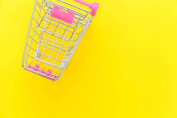 小超市杂货店推车购物玩具与车轮隔离在黄色五颜六色的时尚现代时尚背景。销售购买商场市场商铺消费者的概念。复制空间. — 图库照片