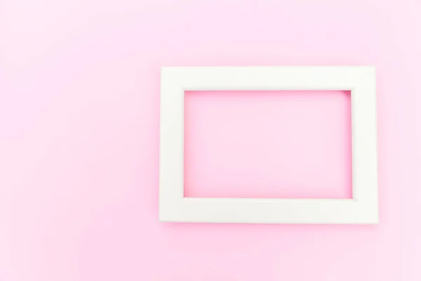 Simplement design avec cadre rose vide isolé sur fond rose pastel coloré. Vue de dessus, plan plat, espace de copie, maquette. Concept minimal . — Photo