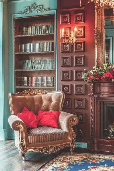 Interior clássico de luxo da biblioteca doméstica. Sala de estar com estante, livros, cadeira de braço, sofá e lareira — Fotografia de Stock