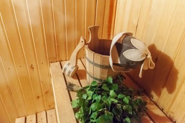 İç detayları Geleneksel sauna aksesuarları havzası huş süpürgesi kepçe keçe şapka ile Fin sauna buhar odası hamamı
