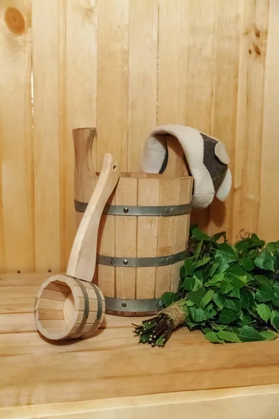 Detalhes do interior Banheiro finlandês sauna vapor com sauna tradicional acessórios bacia vidoeiro vassoura colher feltro chapéu — Fotografia de Stock