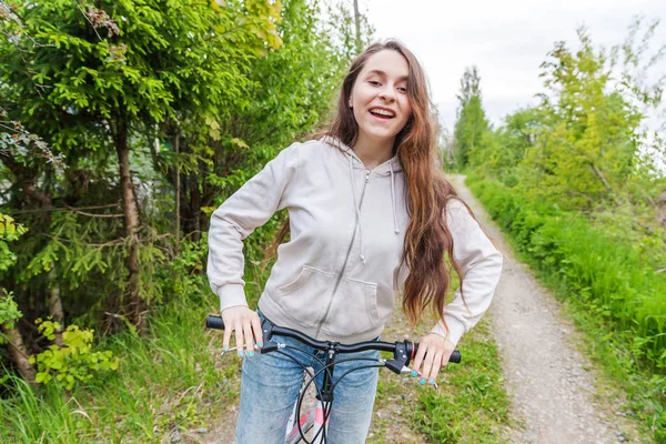 Mladá žena jezdila na kole v letním městském parku. Aktivní lidé. Hipsterová holka relaxovat a jezdit na kole — Stock fotografie