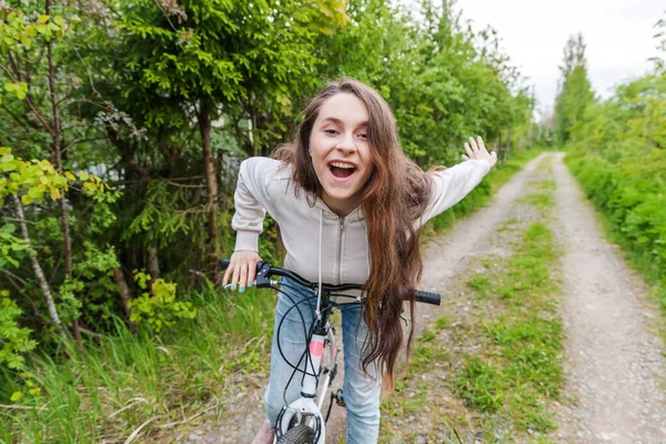 Jeune femme à vélo dans le parc de la ville d'été en plein air. Des gens actifs. Hipster fille se détendre et cycliste — Photo