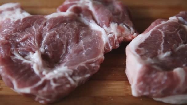 Chef Pfeffert Fleisch Auf Holzschneidebrett Der Professionellen Küche Draufsicht Auf — Stockvideo