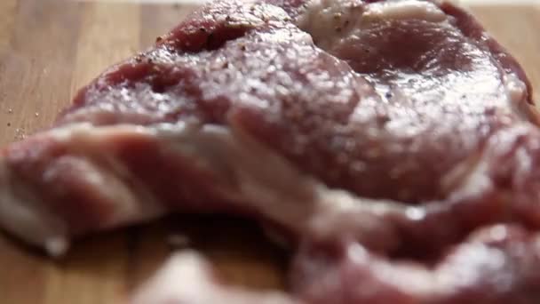 Chef Pepering Carne Sul Tagliere Legno Cucina Professionale Vista Dall — Video Stock