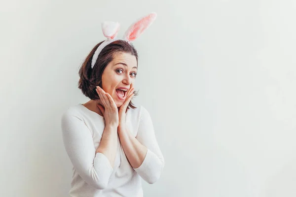 Buone vacanze di Pasqua concetto primavera celebrazione. Giovane donna con le orecchie da coniglio isolate su sfondo bianco. Preparazione per le vacanze. Ragazza che sembra felice ed eccitato divertirsi il giorno di Pasqua — Foto Stock