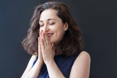 Mutlu kız gülümsüyor. Güzellik portresi genç, mutlu, pozitif, esmer, siyah arka plandaki kadın izole edilmiş. Avrupalı kadın. Olumlu insani duygu yüz ifadesi vücut dili