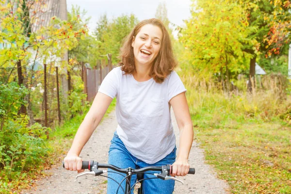 Jovem Mulher Andando Bicicleta Parque Cidade Verão Livre Pessoas Activas — Fotografia de Stock