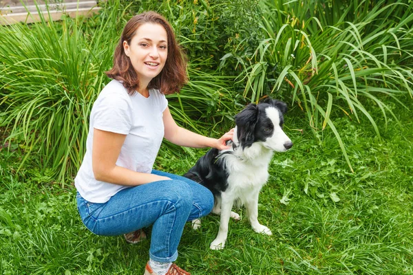 Lächelnde Junge Attraktive Frau Spielt Mit Süßen Hundewelpen Border Collie — Stockfoto