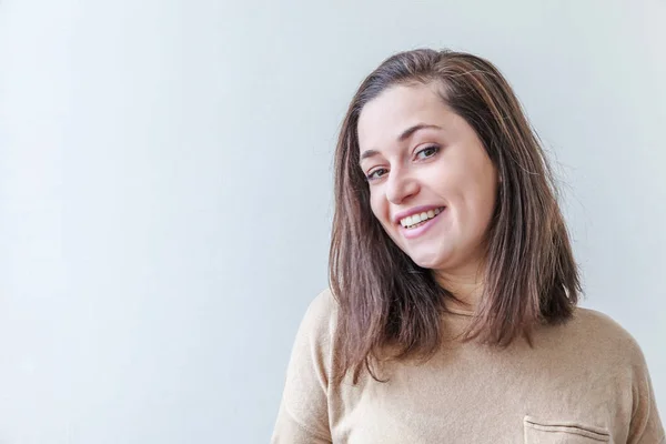 Menina Feliz Sorrindo Retrato Beleza Jovem Feliz Positivo Rindo Morena — Fotografia de Stock