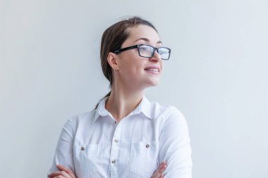 Güzel mutlu kız gülümsüyor. Güzel, basit bir portre. Beyaz arka planda gözlüklü, gülümseyen esmer kadın. Olumlu insani duygu yüz ifadesi vücut dili. Boşluğu kopyala.