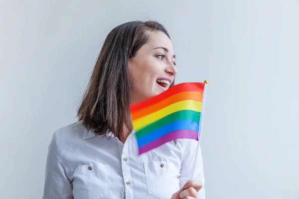 Piękna Biała Lesbijka Tęczową Flagą Lgbt Odizolowana Białym Tle Wyglądająca — Zdjęcie stockowe