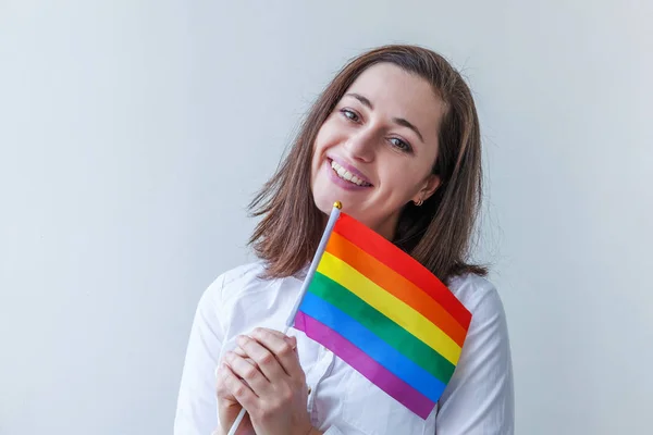 Bella Ragazza Lesbica Caucasica Con Bandiera Arcobaleno Lgbt Isolato Sfondo — Foto Stock