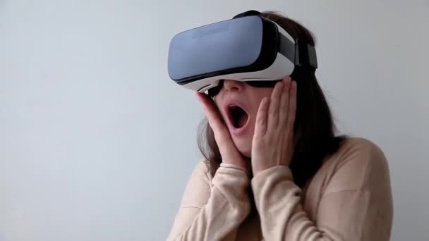 Sonríe Mujer Joven Usando Realidad Virtual Gafas Casco Auriculares Sobre — Vídeo de stock