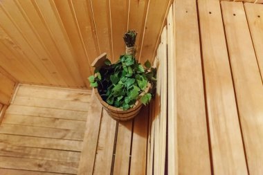 İçişleri, geleneksel sauna aksesuarları, süpürge kepçesi kepçeli şapka havlusuyla Finlandiya sauna sauna saunası detaylarını anlatıyor. Geleneksel eski Rus hamamı SPA konsepti. Rahatlayın köy banyosu konsepti
