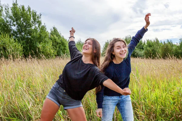 暑假快乐的人的概念 由两个女友姐妹组成的一个小组 在大自然中一起跳舞 可爱的时刻最好的朋友 — 图库照片