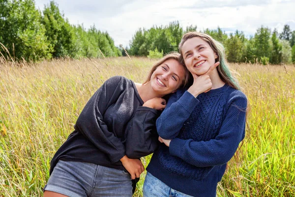 Férias Verão Férias Conceito Pessoas Felizes Grupo Duas Amigas Irmãs — Fotografia de Stock