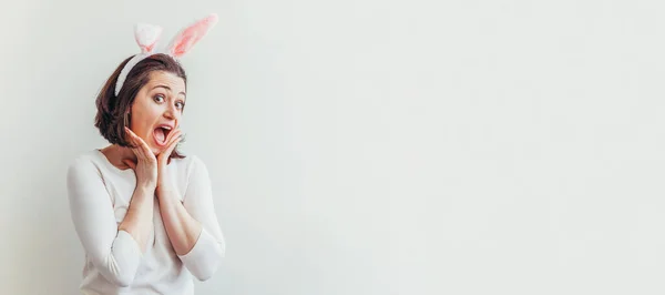 Feliz Natal Páscoa Conceito Primavera Celebração Jovem Mulher Vestindo Orelhas — Fotografia de Stock