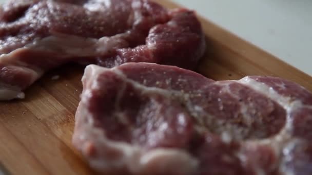 Şef Profesyonel Mutfakta Ahşap Kesme Tahtasına Koyuyor Pişmemiş Çiğ Bifteğe — Stok video