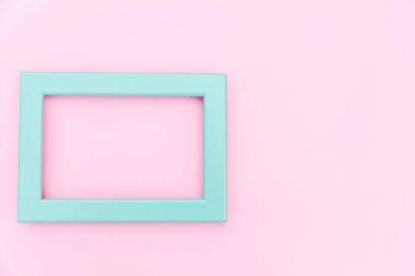 Pembe pastel renkli arka planda izole boş mavi çerçeve ile basitçe tasarım. Üst görünüm, düz yatıyordu, kopya alanı, sahte. Minimal konsept