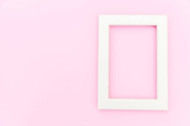 Pembe pastel renkli arka planda izole boş pembe çerçeve ile basitçe tasarım. Üst görünüm, düz yatıyordu, kopya alanı, sahte. Minimal konsept