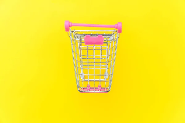 小超市杂货店推车购物玩具与车轮隔离在黄色五颜六色的时尚现代时尚背景 销售购买商场市场商铺消费者的概念 复制空间 — 图库照片