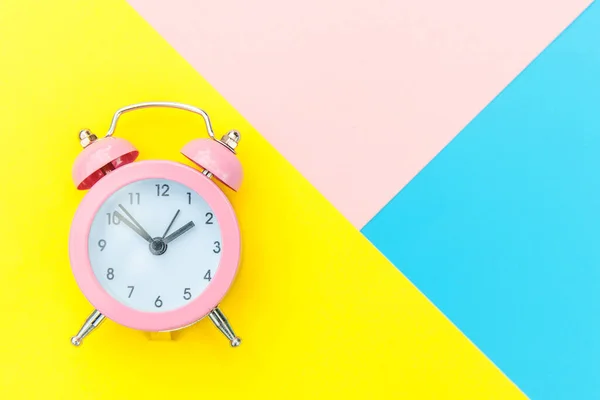 Tocando Sino Duplo Relógio Alarme Clássico Isolado Azul Amarelo Rosa — Fotografia de Stock