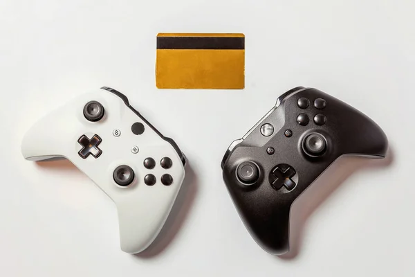 Wit Zwart Twee Joystick Gamepad Spelcomputer Gouden Creditcard Geïsoleerd Witte — Stockfoto